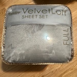 Brand new velvetloft sheet set